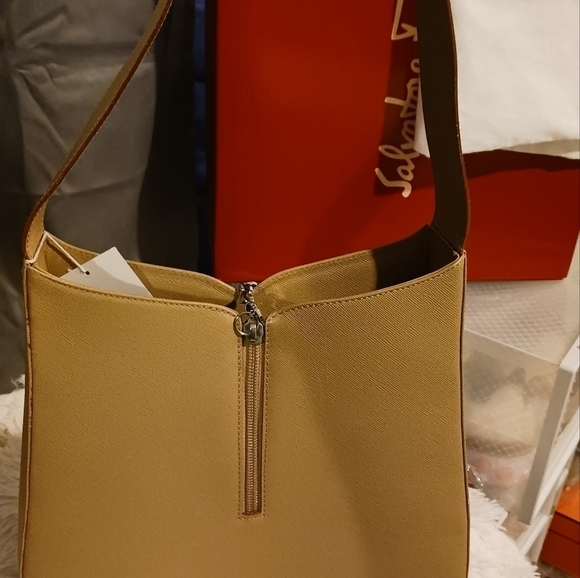 FERRAGAMO Leather shoulder bag | Women Salvatore ferragamo mandorla pebbled Calfskin shoulder bag.